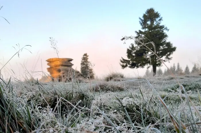 Am Teufelstein (Gemeinde Fischbach) hat es im Oktober auch schon den ersten Frost gegeben.