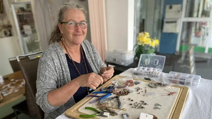 Claudia Heinrich fädelt in der Auslage und macht Handarbeit zum Hingucker