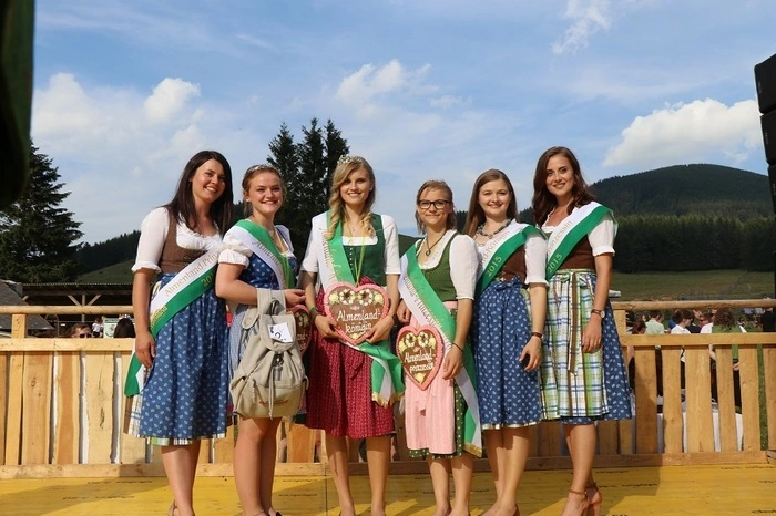 Die alten Almenlandhoheiten übergaben die Kronen an Knoll und ihre Prinzessinnen Pia Kober (Mitte links) und Theresa Bauer (Mitte rechts).