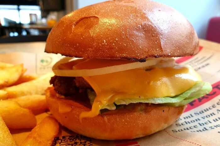 Burgerista: Am Tisch vibriert der Buzzer und schreit: Essen an der Theke abholen! Und dieses ist echt gut: das Brötchen resch, das Fleisch saftig – und der Cheeseburger kompakt. Sehr gutes Preis-Leistungs-Verhältnis. Maße: 7,5 cm hoch, 10 cm im Durchmesser, 188 g schwer Fleisch: Stammt laut Burgerista von regionalen BauernPommes: 54 Stück, sehr breit Preis: Burger 4,50 Euro, Pommes + Getränk 4,90