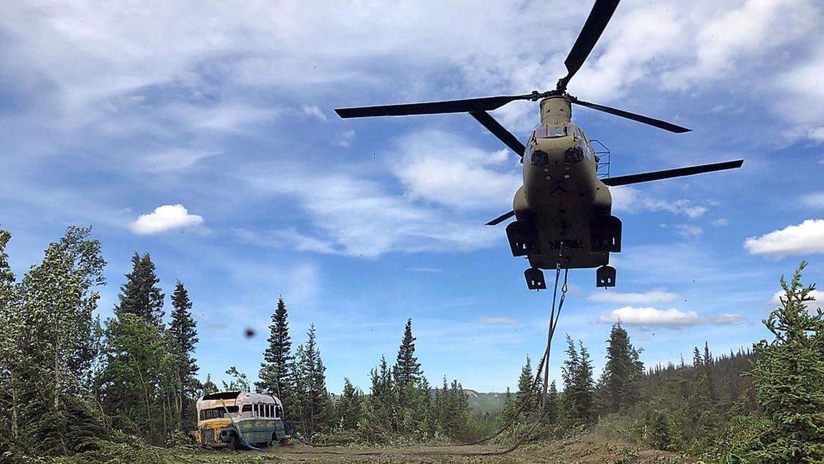 Mit einem Chinook-Heli transportierte man am 18. Juni 2020 den Bus ab, in dem &quot;Alex Supertramp&quot; lebte