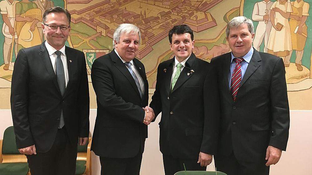 Franz Jost (2. von rechts) hat das Amt von Werner Gutzwar (2. von links) übernommen, Hermann Großschedl (links) ist neuer Vizebürgermeister und BH Max Wiesenhofer gratulierte