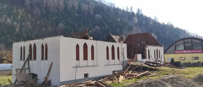 Anfang Woche wurde mit dem Abriss des Stadls nördlich der Baumschule Ruthofer begonnen