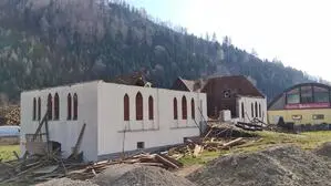 Anfang Woche wurde mit dem Abriss des Stadls nördlich der Baumschule Ruthofer begonnen