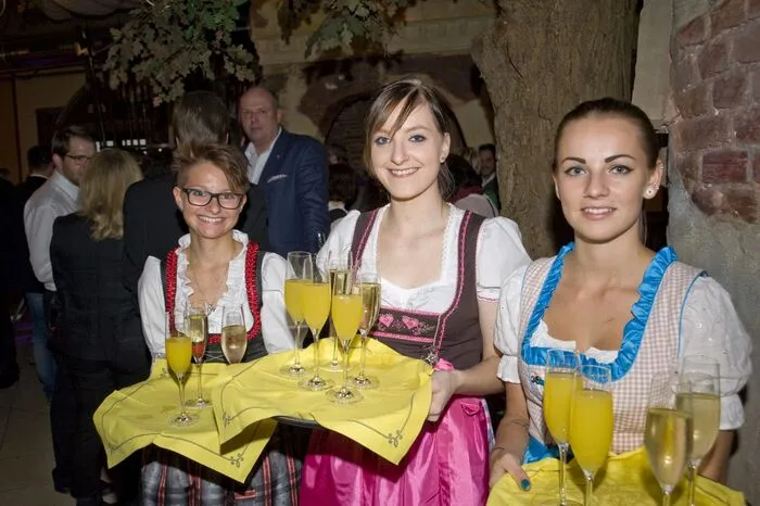 Vertreter aus Politik, Sport und Wirtschaft sowie Freunde und Wegbegleiter der Gastgeber folgten der Einladung.