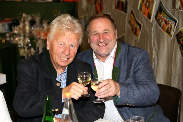 Übrigens: Er lässt kein Fest in „seiner“ Gemeinde aus: Bürgermeister Andreas Grabuschnig (rechts im Bild)
