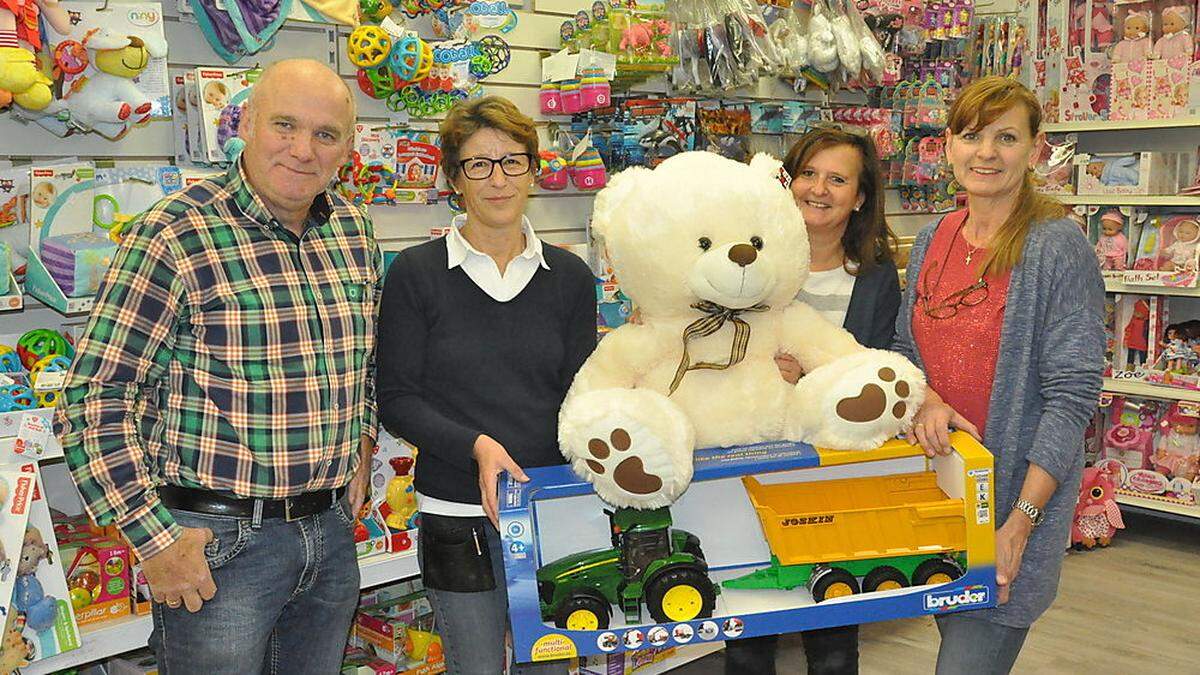 Chef Richard Almer und seine Angestellten Margreth Six, Maria Baumgartner und Gerda Wenzl