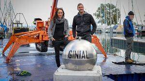 Jenny Stromeier und Cello Fisch mit Gin-Edelstahlkugel am Bodensee