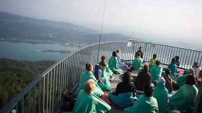 Auch auf dem Pyramidenkogel-Turm wird Yoga praktiziert