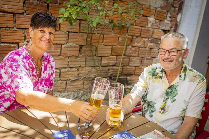 Gudrun und Jürgen Thaler im lauschigen Gastgarten des 
„Torwirtes“