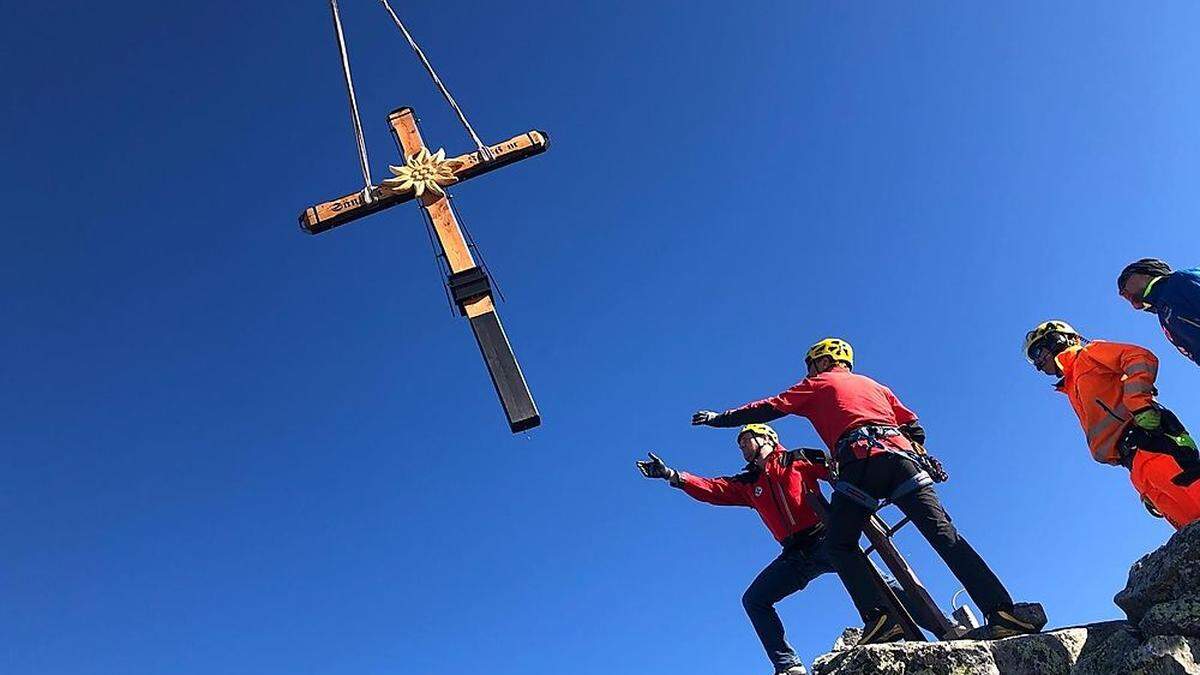 Bei strahlend blauem Himmel wurde das neue Gipfelkreuz auf dem Säuleck montiert