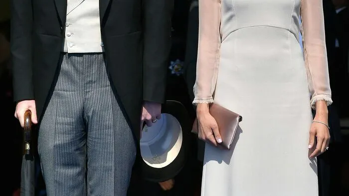 Harry und Meghan nahmen am Dienstagnachmittag bei Sonnenschein an einer Gartenparty des Buckingham-Palasts in London teil. Die Herzogin von Sussex - so Meghans offizieller Titel - trug ein champagnerfarbenes Kleid mit transparenten Ärmeln und einen farblich passenden Hut.