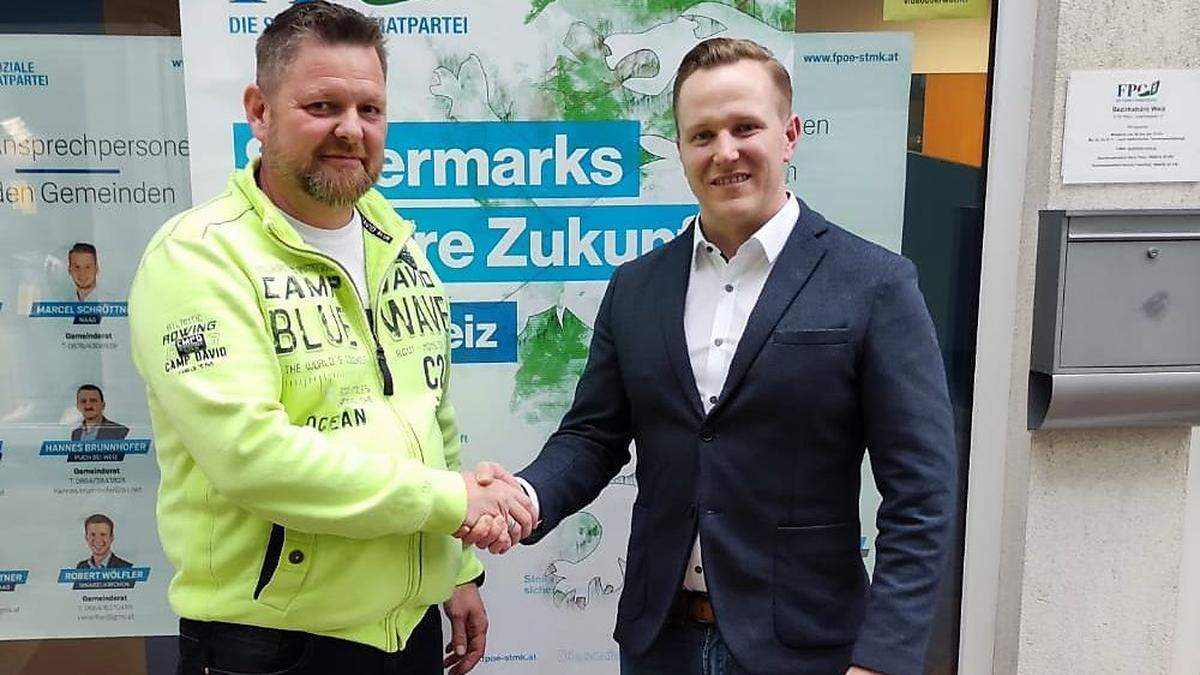 Klaus Stelzl (links) übernimmt die Ortsparteileitung der FPÖ in St. Ruprecht/Raab, Bezirksparteichef Patrick Derler gratuliert