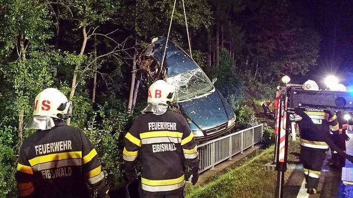 Die Feuerwehr zog das Wrack aus dem Bachbett