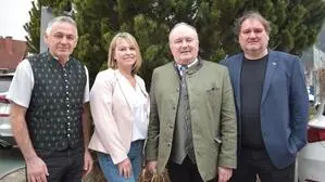 Rudolf Hofbauer (3. v. l.) stellte am Dienstag die ÖVP-Liste in Langenwang vor - nicht mehr mit dabei ist Franz Reithofer (links)