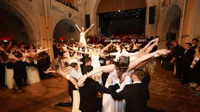 Am 22. November 2025 öffnete sich im VAZ Judenburg der Vorhang zu einem Abend, der noch lange in Erinnerung bleiben wird: dem Maturaball der BAfEP Judenburg, der unter dem Motto „Das Phantom der BAfEP – Eine Nacht voller Enthüllungen“ stattfand.
