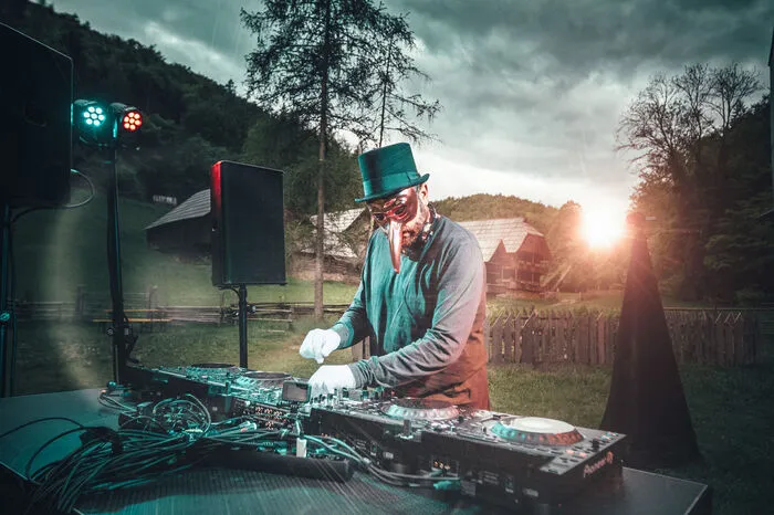 ... hier legte aber an einem Samstag im Mai zu Sonnenaufgang der britische Star-DJ Claptone, bekannt für seine Maskierung, auf - für einen Stream-Auftritt des Grazer springfestivals.