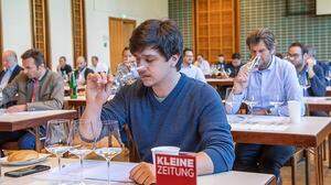 45 Juroren aus Weinbau und Gastronomie bewerteten in  fünf Kommissionen die  eingereichten Weine in elf Kategorien