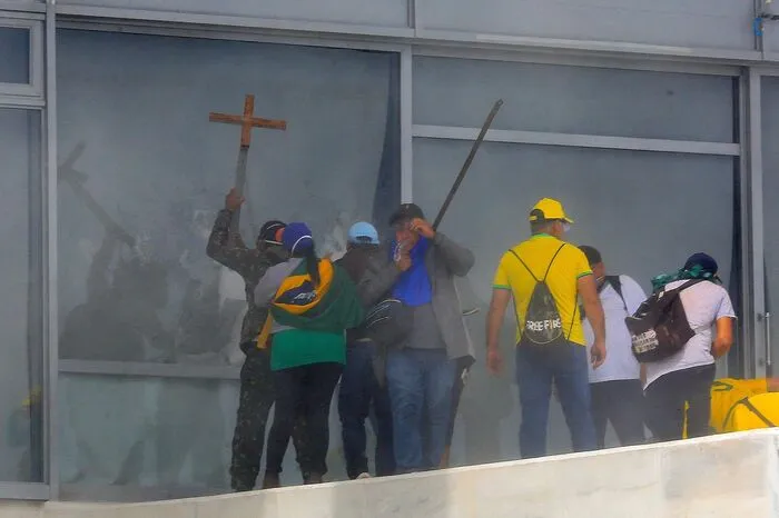 Tausende Bolsonaro-Fans hatten zuvor das Regierungsviertel gestürmt. Die Polizei wirkte völlig überrumpelt. Schnell rissen die Demonstranten die Straßensperren ein und drängten die Beamten zurück.