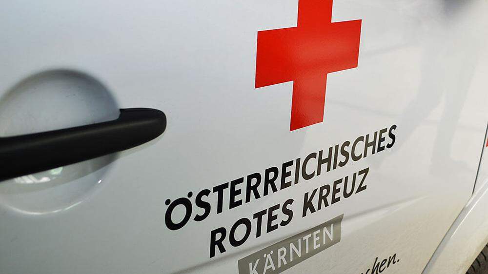 Der Beifahrer eines Fahrzeuglenkers wurde beim Unfall leicht verletzt und musste ins Klinikum Klagenfurt gebracht werden (Symbolfoto)