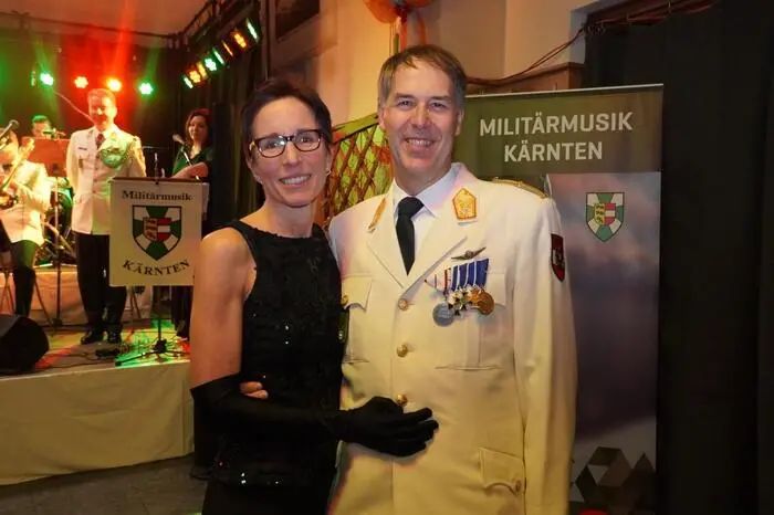 Kärntens Militärkommandant Philipp Eder und seine Ehefrau schwangen ebenfalls das Tanzbein