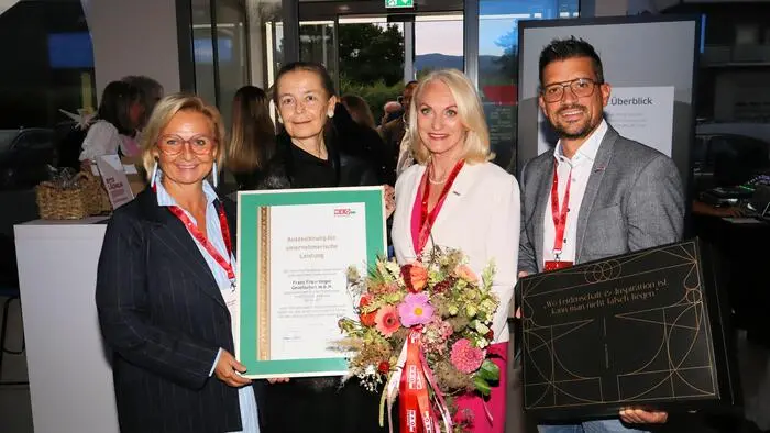 Geschäftsführerin Barbara Fripertinger (2.v.l.) bekam auch eine Auszeichnung für ihre unternehmerische Leistung von einer Abordnung der WKO überreicht (im Bild, v.l.: WKO Steiermark-Vizepräsidentin Gabriele Lechner, „Frau in der Wirtschaft“-Bezirksvorsitzende Riki Vogl, Regionalstellenleiter Lukas Kalcher)
