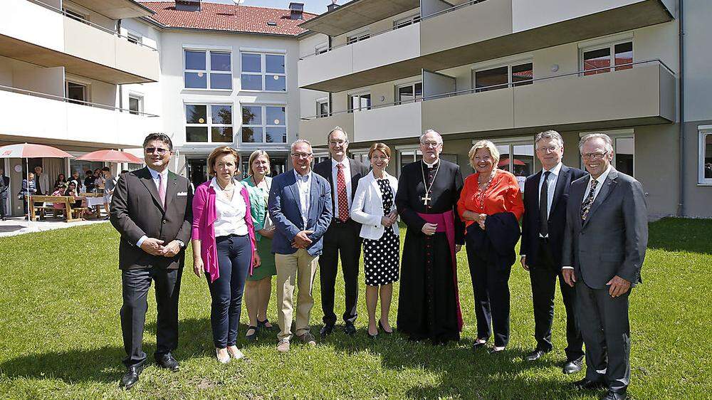 Schlüsselübergabe mit Vertretern der Kirche, Politik, Stiftung Liebenau und des Kärntner Siedlungswerkes