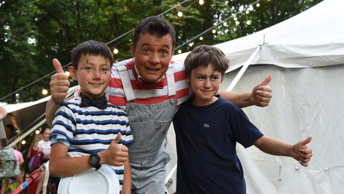 In der Zirkusschule der Zirkuswelt Graz bringen Artisten Kindern Jonglage und Akrobatik bei