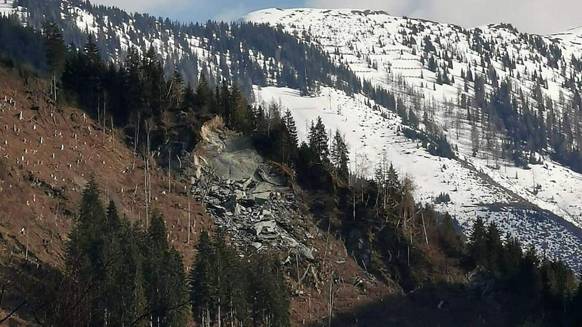 Drei Felsstürze ereigneten sich, von Pruggern aus ist der betroffene Bereich gut zu sehen