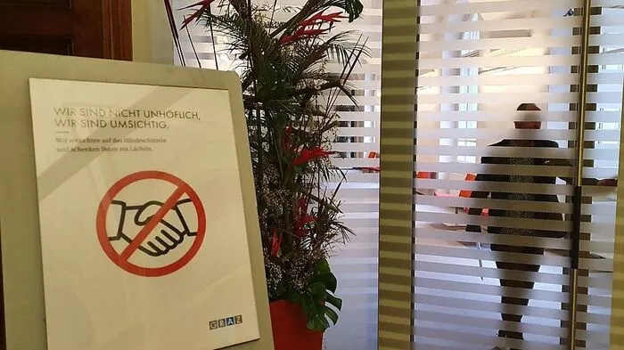 Diese Schilder stehen vor dem Bürgermeisteramt und im ganzen Grazer Rathaus