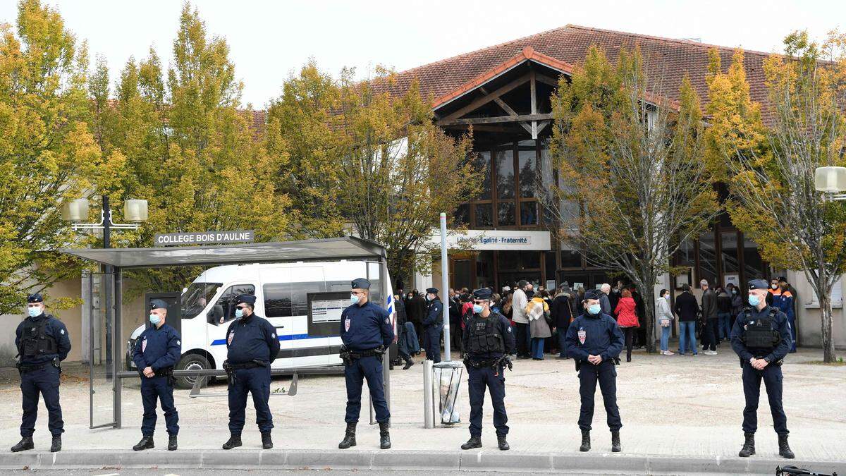 2020 wurde der Lehrer an seiner Schule enthauptet