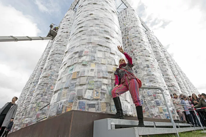 Sie hängte am Samstag das letzte der 67.000 verbotenen Bücher an den Tempel.