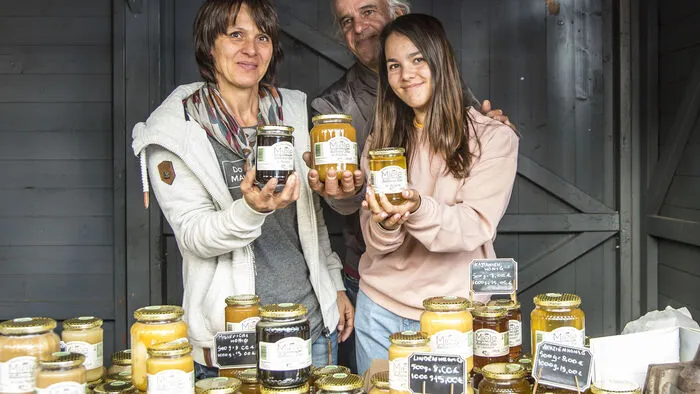 Alessandra Baggio aus Italien (links, Apicultura Piovesan) verkauft an ihrem Stand Honigprodukte.