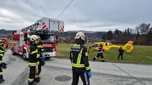 Das Rote Kreuz, Polizei, Rettungshubschrauber, Notarzt, Kriseninterventionsteam und die Feuerwehren Pölfing-Brunn sowie Deutschlandsberg waren vor Ort