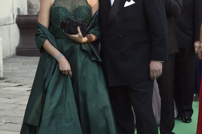 Umweltminister Andrä Rupprechter (ÖVP), die Sängerin Rosi Schipflinger und Opernsängerin Alexandra Reinprecht zogen in einer Kutsche, die von zwei Tiroler Haflinger gezogen wurde, in die Winterreitschule ein.