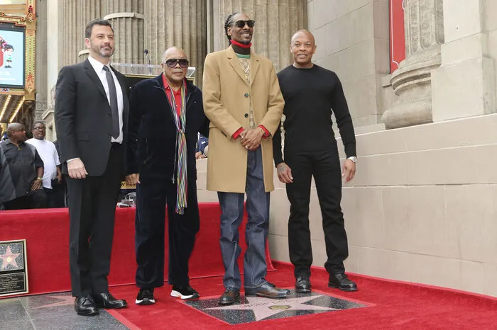 Hier posiert er mit Comedian Jimmy Kimmel, Produzent Quincy Jones und Rapper "Dr. Dre".