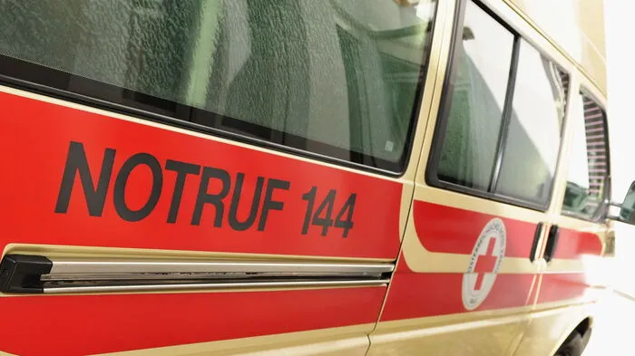 Autofahrer fand in Gnas schwerverletzten Radfahrer, der neben seinem Fahrrad lag. Die Polizei sucht Zeugen des Unfalls. Mehr dazu.