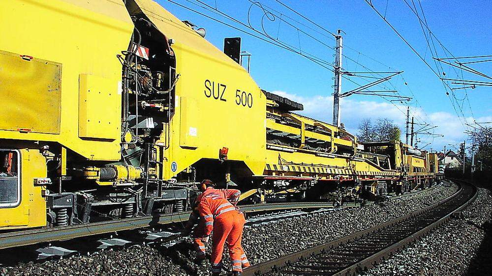 Spektakuläre Großmaschinen kommen bei der ÖBB-Baustelle in Spittal zum Einsatz