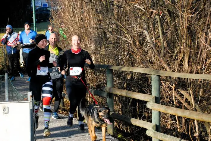 Bei herrlichen Wintertemperaturen und Sonnenschein fanden sich rund 150 Teilnehmende bei der Oststeirerhalle, die zugleich als Start und Ziel fungierte.
