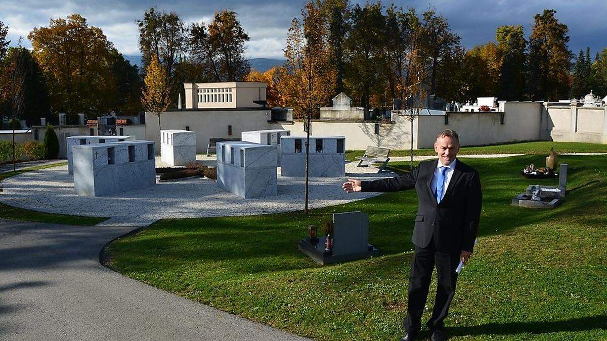 Philipp Überbacher vor der „Blume des Lebens“ im Friedpark Wolfsberg