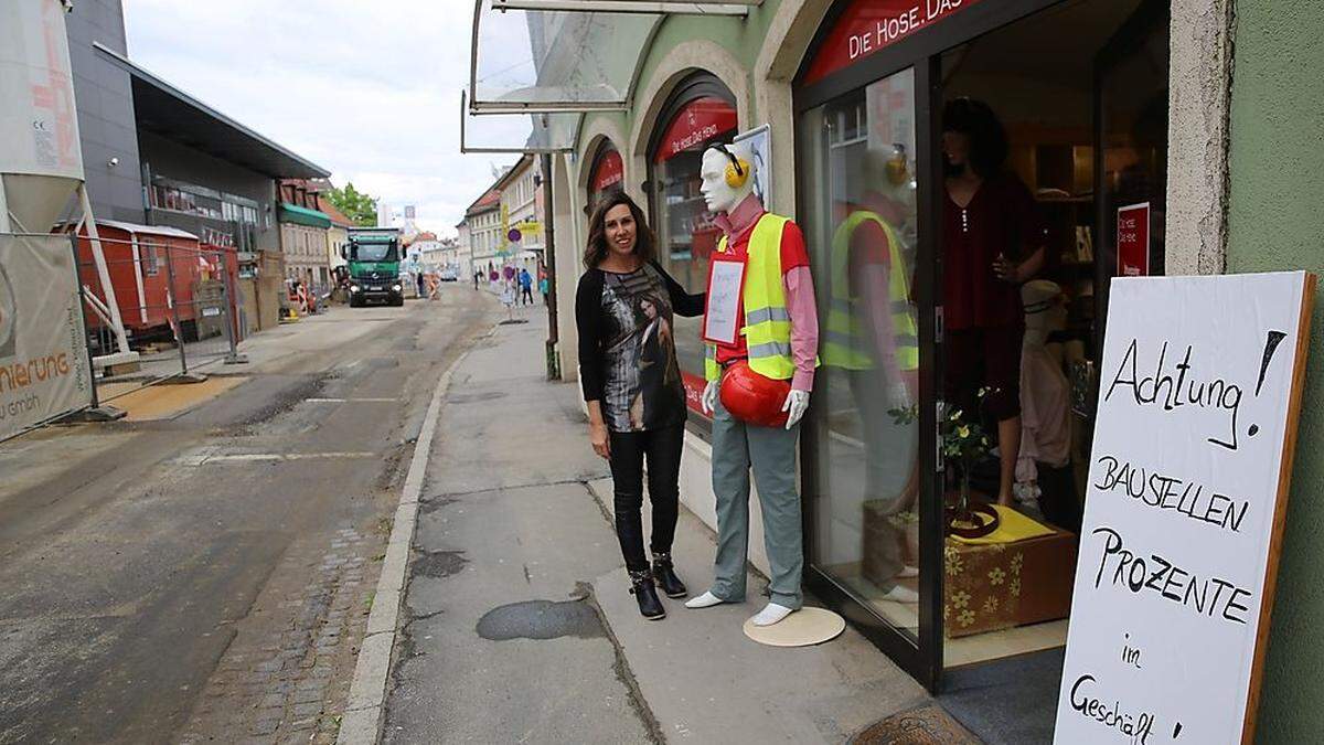 Die St. Veiter Straße ist zwischen Krassnigstraße und St. Veiter Ring für den Autoverkehr gesperrt - Rosi Kletz gibt Baustellenrabatt