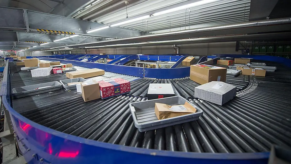 Sujet, Feature. Post, Verteilerzentrum, Pakete, Kalsdorf,  am 16.12.2014