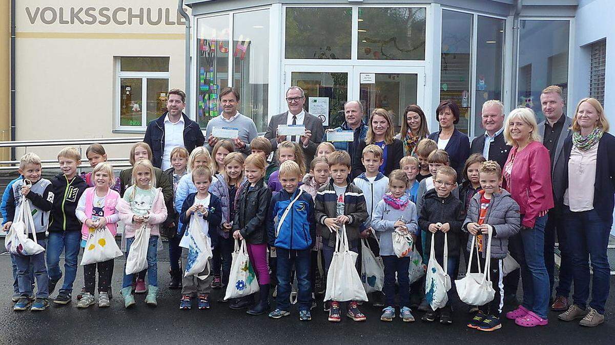 Die Empersdorfer Kindergartenkinder mit den Stiefingtaler Gemeindevertretern und Projektbegleiterinnen und Projektbegleitern 