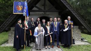 Feierliche Zeremonie bei der Hubertuskapelle 