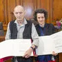 Günter Brus und Olga Neuwirth bei der Verleihung des Ehrenrings im Sitzungssaal des Grazer Gemeinderats