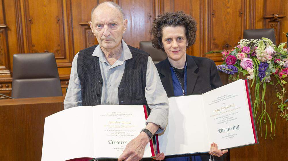 Günter Brus und Olga Neuwirth bei der Verleihung des Ehrenrings im Sitzungssaal des Grazer Gemeinderats
