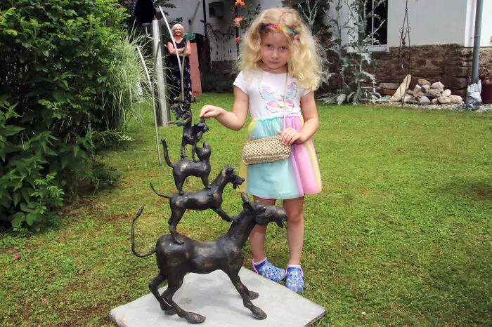 Weitere drei Künstler, die Glasmalerin Julia Kastler, der Maler Peter Troißinger und Martin Karlik mit Bronzefiguren, sind beim Jubiläum vertreten.