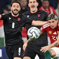 Otar Kiteishvili (links) verletzte sich in der Puskas-Arena in Budapest