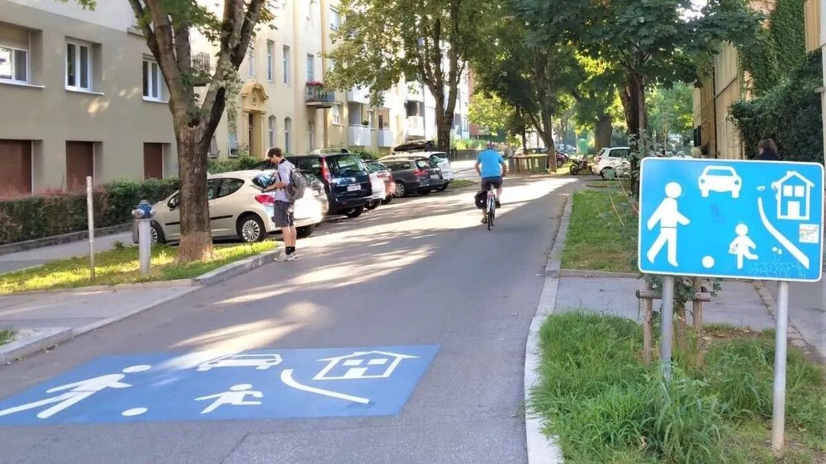 Die Wohnstraße in der Muchargasse Ost: Große Piktogramme unterstreichen den Charakter als Wohnstraße