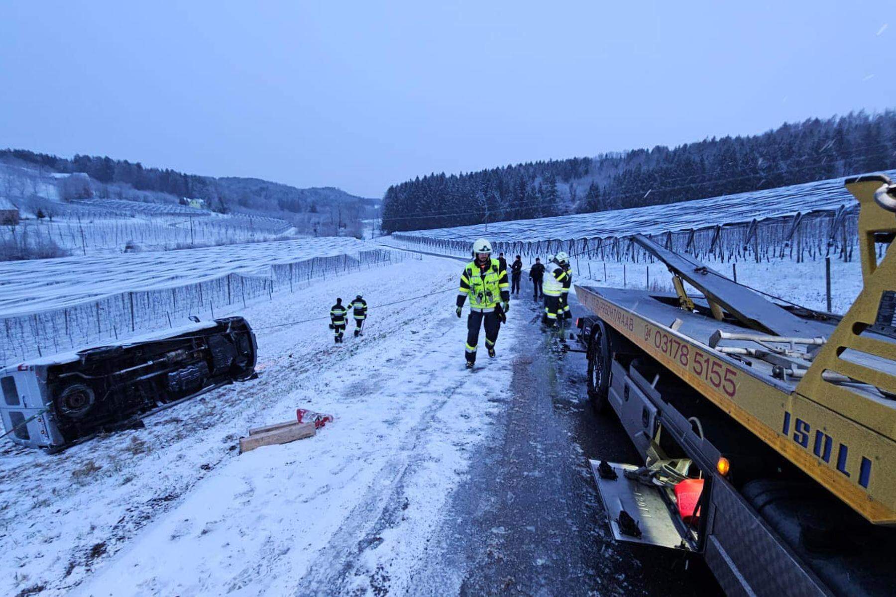 Bei St. Ruprecht | Schneefahrbahn: Kleintransporter rutschte von Straße